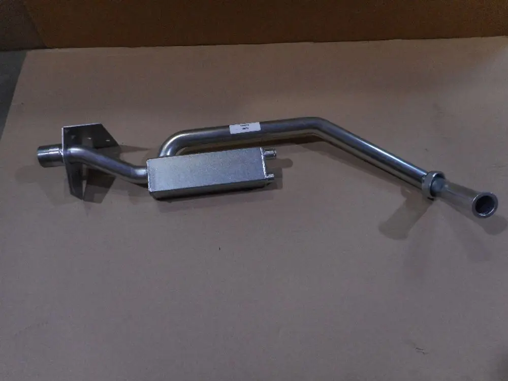 Vorlaufrohr aus Metall mit einer gebogenen Form und einer Verdickung in der Mitte, hergestellt von Remeha, auf einer neutralen Unterlage.